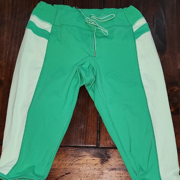 Lululemon Athletic Cropped Capris Sz 6 Athletic Bottoms - Picture 1 of 3
